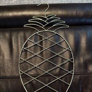 Metallic Pineapple Belt holder